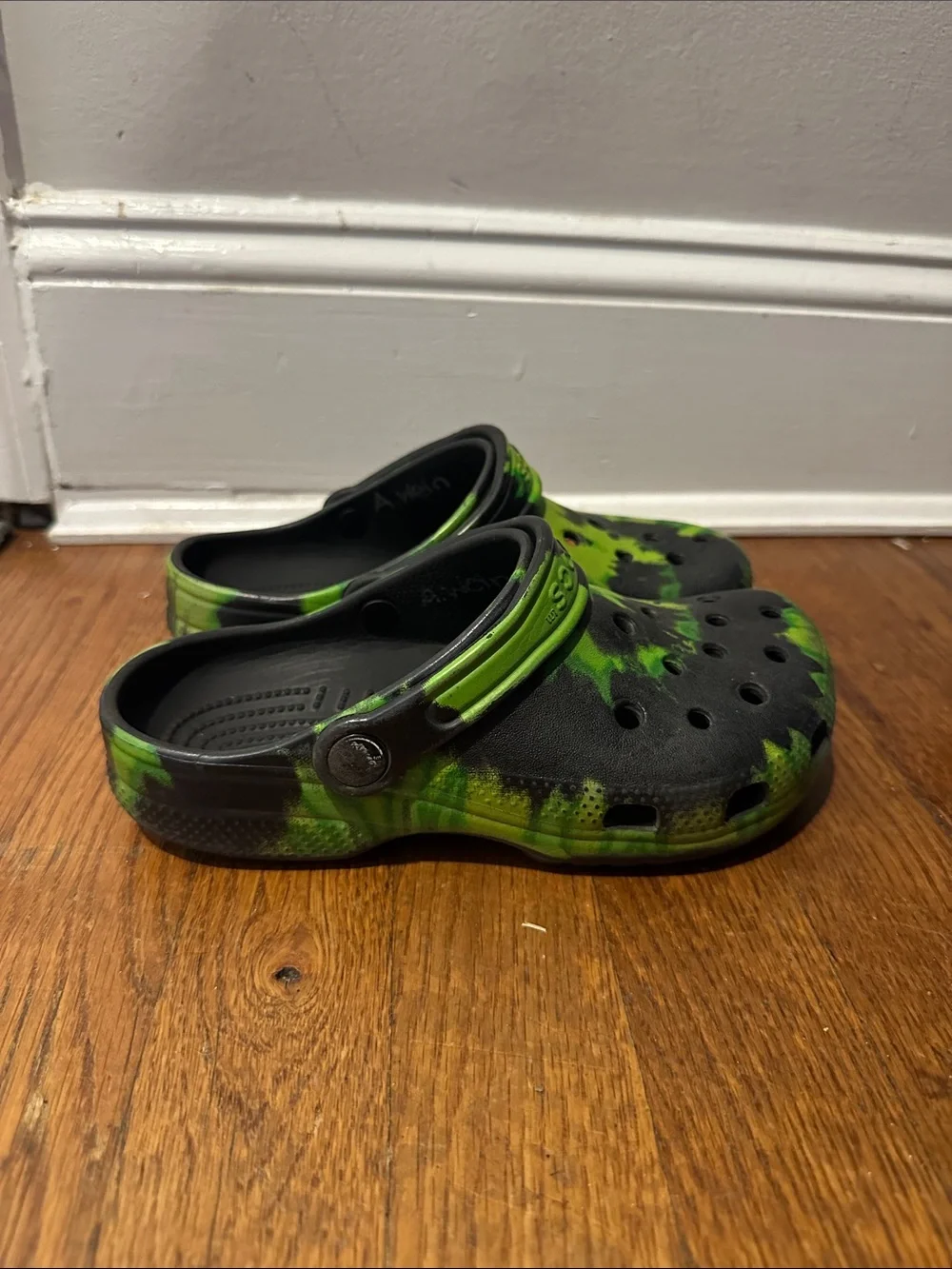 CROCS Kids Black & Neon Green Tie-Dye Clogs